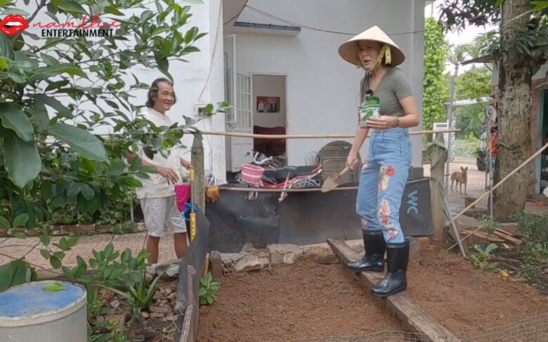 Trở về nhà, Nam Thư không ngần ngại đội nón lá, mang ủng cùng bố làm đất, cuốc vườn ngay góc sân. Từng mảnh đất nhỏ quanh nhà đều được tận dụng tối đa để trồng rau sạch cho gia đình.