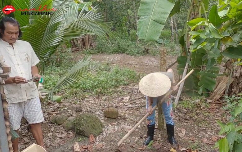 Hình ảnh nữ diễn viên hăng hái cầm cuốc làm vườn dưới sự chỉ dẫn của bố khiến nhiều người ấm lòng. Ngôi nhà đơn sơ nhưng tràn ngập tiếng cười và tình cảm gia đình chính là điểm tựa bình yên của kiều nữ làng hài sau những xô bồ của giới giải trí.