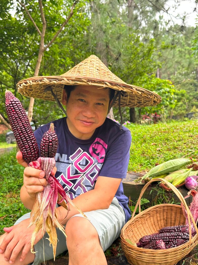 Việc tự tay chăm bón và thu hoạch giúp gia đình nam ca sĩ gắn kết hơn với thiên nhiên, tìm lại sự cân bằng sau những ngày làm việc bận rộn tại trung tâm.