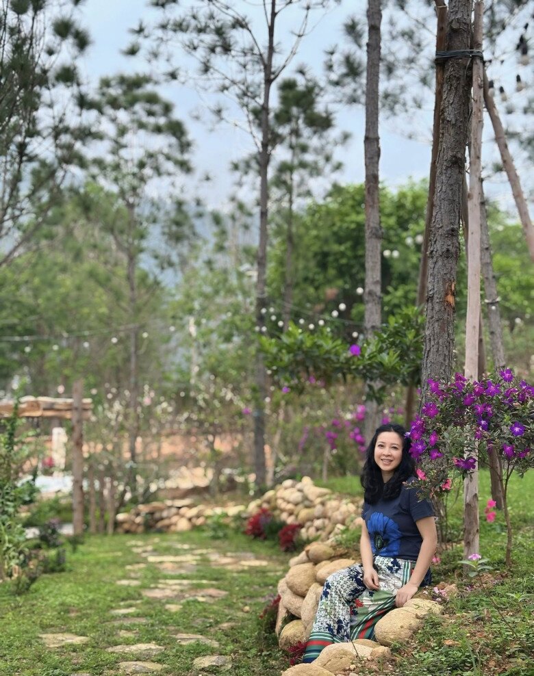 Bên cạnh khu vườn nông sản, sắc hoa mua, hoa sim tím nở rộ dọc lối đi bằng đá và quanh bờ hồ bơi càng làm tôn lên vẻ lãng mạn, bình yên của khu dinh thự.