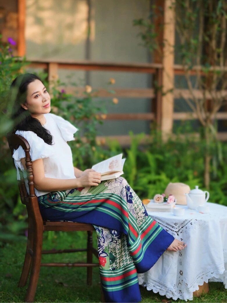 Bà xã của nam ca sĩ cũng đã cùng chồng dành rất nhiều thời gian, tâm huyết để gây dựng và chăm chút cho từng góc nhỏ nơi đây, mang lại một tổng thể kiến trúc vừa sang trọng vừa gần gũi với đời sống tự nhiên.