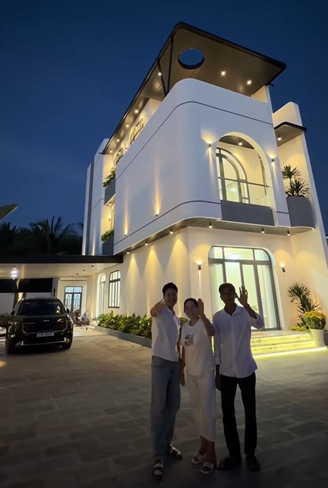 Khi màn đêm buông xuống, hệ thống đèn hắt tường thông minh giúp căn biệt thự khoác lên mình diện mạo vô cùng lộng lẫy. Ngôi nhà lung linh nổi bật giữa vùng quê xứ dừa, đánh dấu một cột mốc đầy tự hào của gia đình.