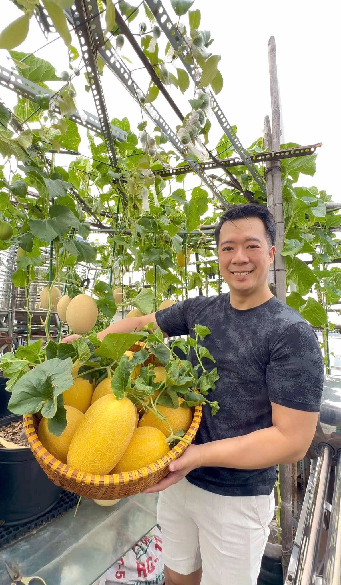 Xem thêm: Chồng chị Hồng hào hứng thu hoạch dưa lưới cùng mẹ vợ trên sân thượng.