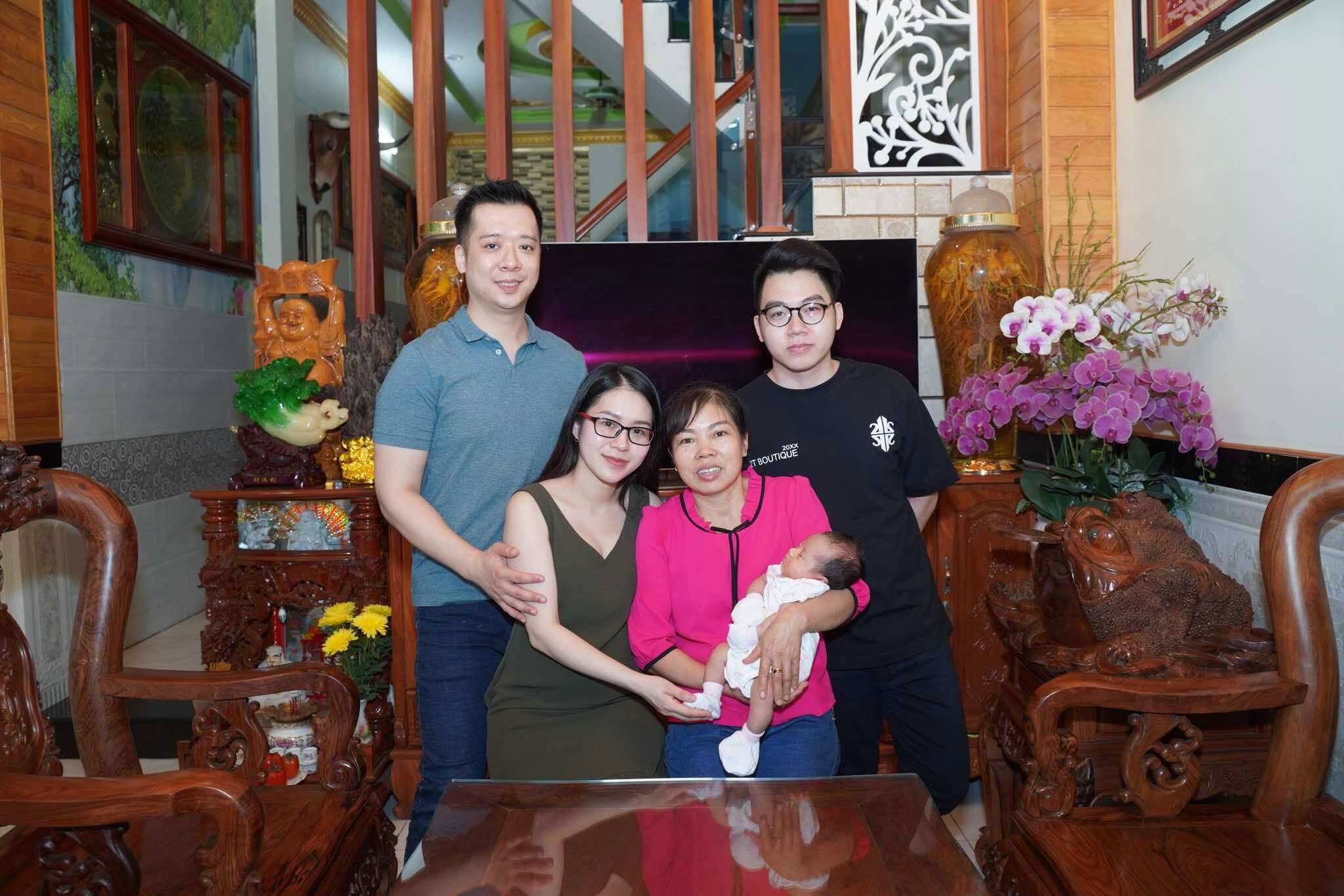 Gia đình chị Hồng bên mẹ và em trai chị. 