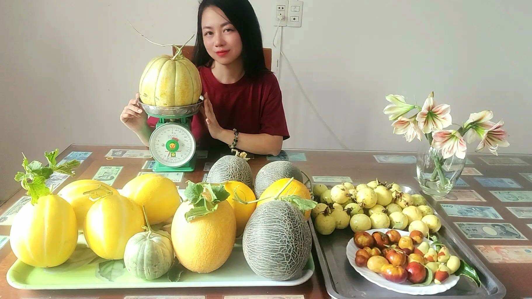 Chị Phương Anh và một số loại quả thu hoạch được trong vườn nhà.