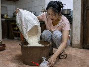 Yêu - Mẹ chồng lương hưu 10 triệu/tháng nhưng hết lễ chỉ cho cháu 5kg gạo làm quà, mở ra thấy thứ dưới đáy tôi bật khóc