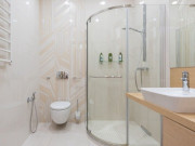 Nhà đẹp - Tại sao nhiều gia đình từ bỏ vách kính phòng tắm? Hóa ra vì kiểu thiết kế này tối ưu hơn nhiều