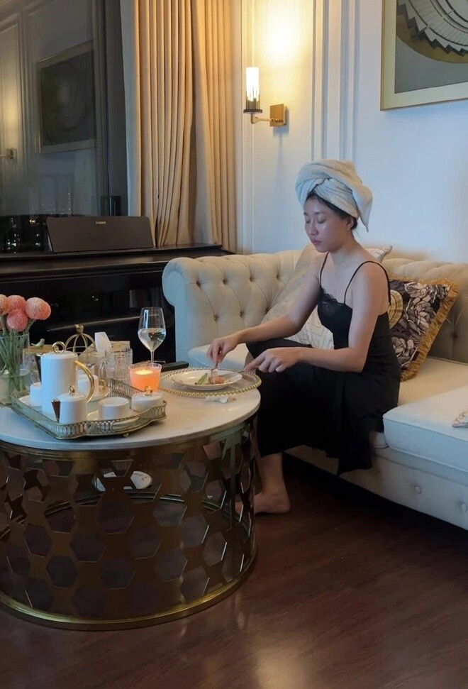Những ngày không phải lên quay phim, Huỳnh Hồng Loan dành phần lớn thời gian ở nhà nấu ăn, chăm sóc cây cảnh hoặc mời người thân đến dùng bữa.