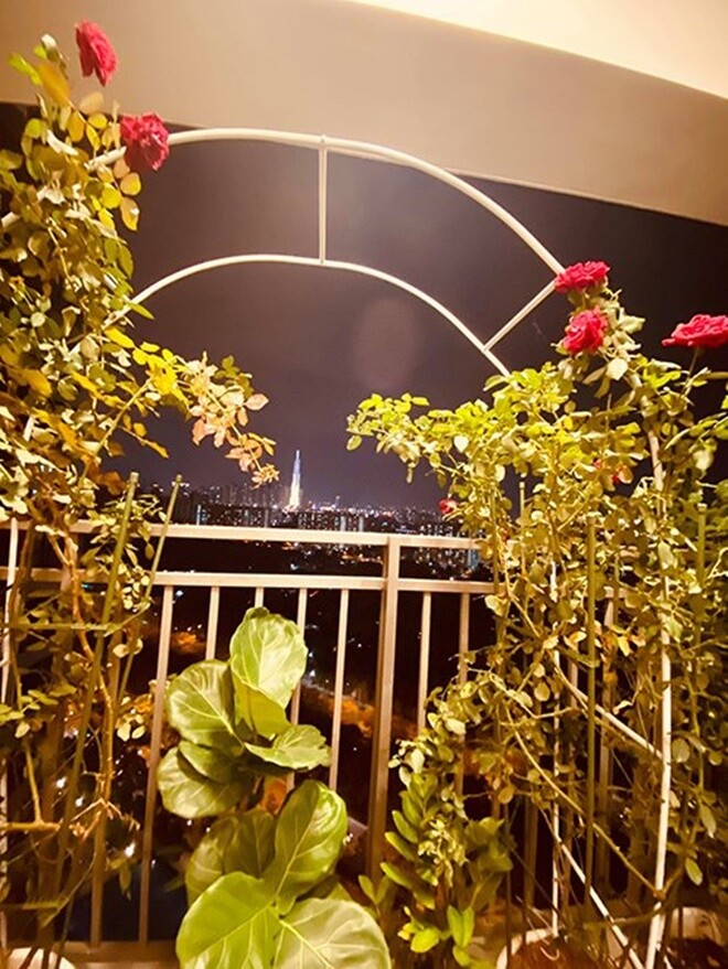 Nữ diễn viên từng chia sẻ rằng một ngôi nhà đẹp không nhất thiết phải quá xa hoa, mà quan trọng nhất là cảm giác bình yên cùng sự gắn kết bên những người thân yêu mỗi khi trở về sau giờ làm việc. Căn hộ 8 tỷ đồng này còn cho thấy sự độc lập, tài năng và tư duy sống hiện đại của mỹ nhân 9x.