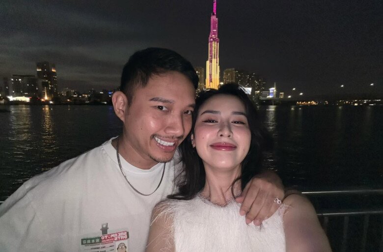 Nữ diễn viên cũng thẳng thắn trước những ý kiến cho rằng cô quen đại gia vì tiền. Quyên Qui khẳng định bản thân có nền tảng tài chính riêng, độc lập về kinh tế và chưa từng sống dựa vào bất kỳ ai. Tôi vốn cũng giàu mà, mọi người quên mất tôi cũng giàu à. Tôi chưa xin tiền hay dùng tiền của ai bao giờ đâu nha. Tôi thấy nhiều người nói tôi quen đại gia vì này kia, tôi không đồng ý đâu. Tại sao mọi người không gọi tôi là đại gia, cô hài hước nói.