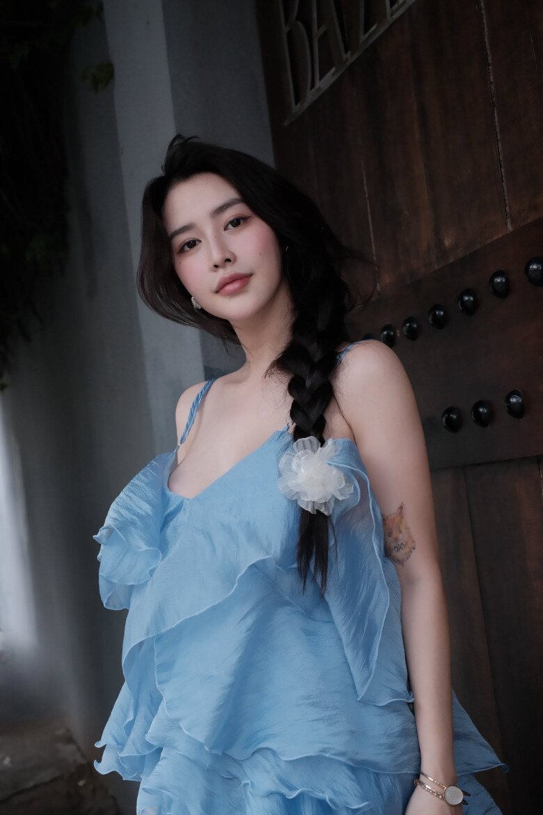 Không chỉ hoạt động ở lĩnh vực phim ảnh, Quyên Qui còn nhận được sự quan tâm khi tham gia chương trình hẹn hò Đảo Thiên Đường. Sau chương trình, cô và DJ Wukong từng để lộ nhiều dấu hiệu hẹn hò, nhưng đến tháng 2/2025, nữ diễn viên xác nhận cả hai đã chia tay.