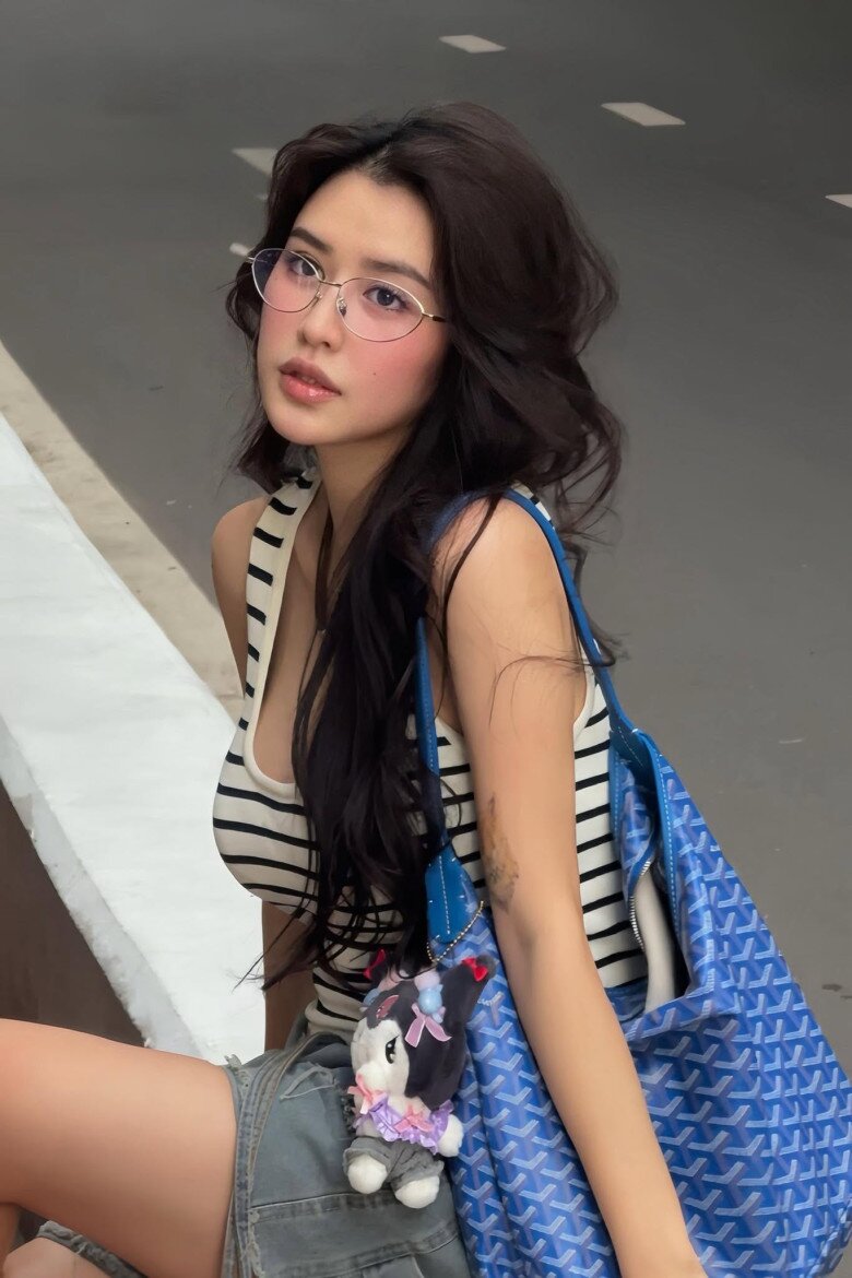 Sau khi công khai cuộc sống gia đình, Quyên Qui thường xuyên chia sẻ những khoảnh khắc bình dị bên chồng và con trai trên mạng xã hội. Ông xã của cô cũng xuất hiện nhiều hơn trong các video đời thường hay những buổi livestream giao lưu với người hâm mộ.
