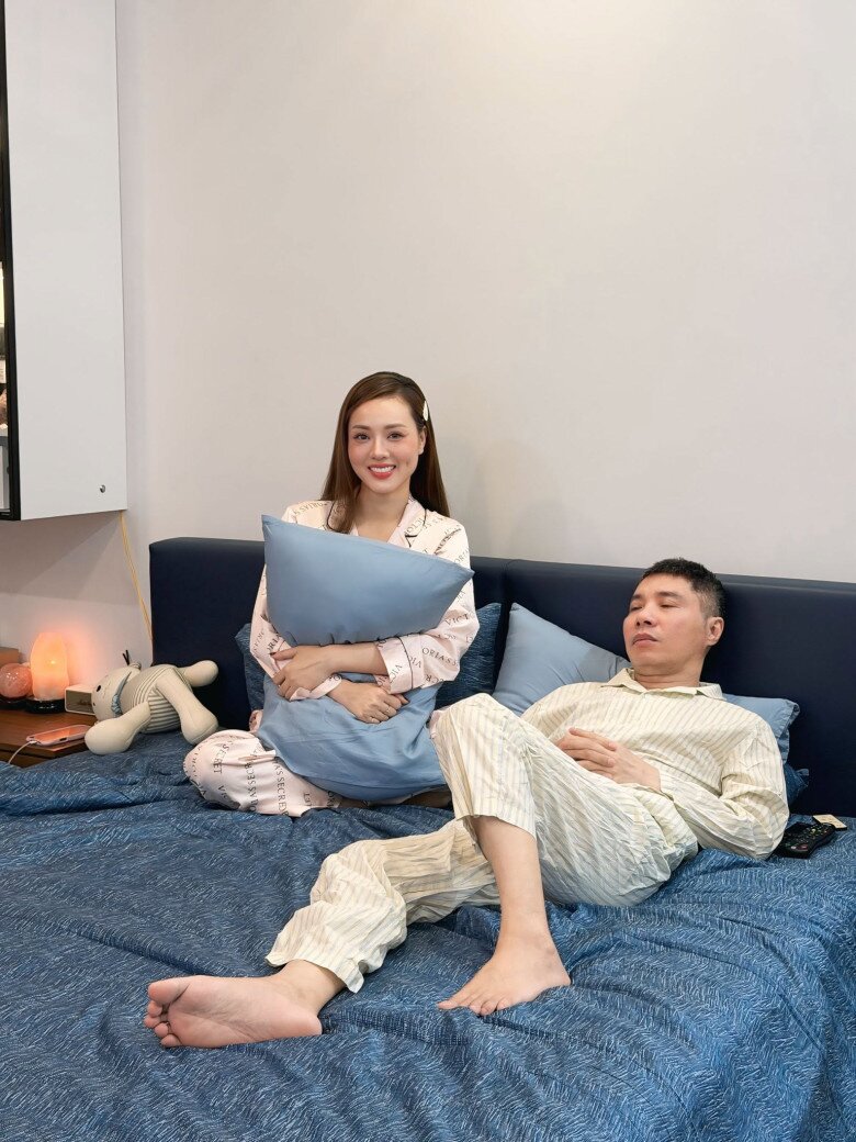 Vợ trẻ NSND Công Lý kể chuyện chồng amp;#34;động một tí là dỗi như em béamp;#34;, nhờ dân mạng hiến kế dỗ dành - 2