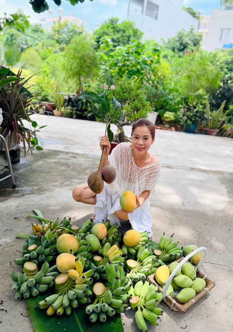 Nữ ca sĩ hào hứng khoe chiến lợi phẩm sau buổi làm vườn gồm hàng loạt buồng chuối, xoài chín vàng tươi và các loại quả ngọt. Toàn bộ thực phẩm cho gia đình đều hướng tới sự tự cung tự cấp, an toàn.