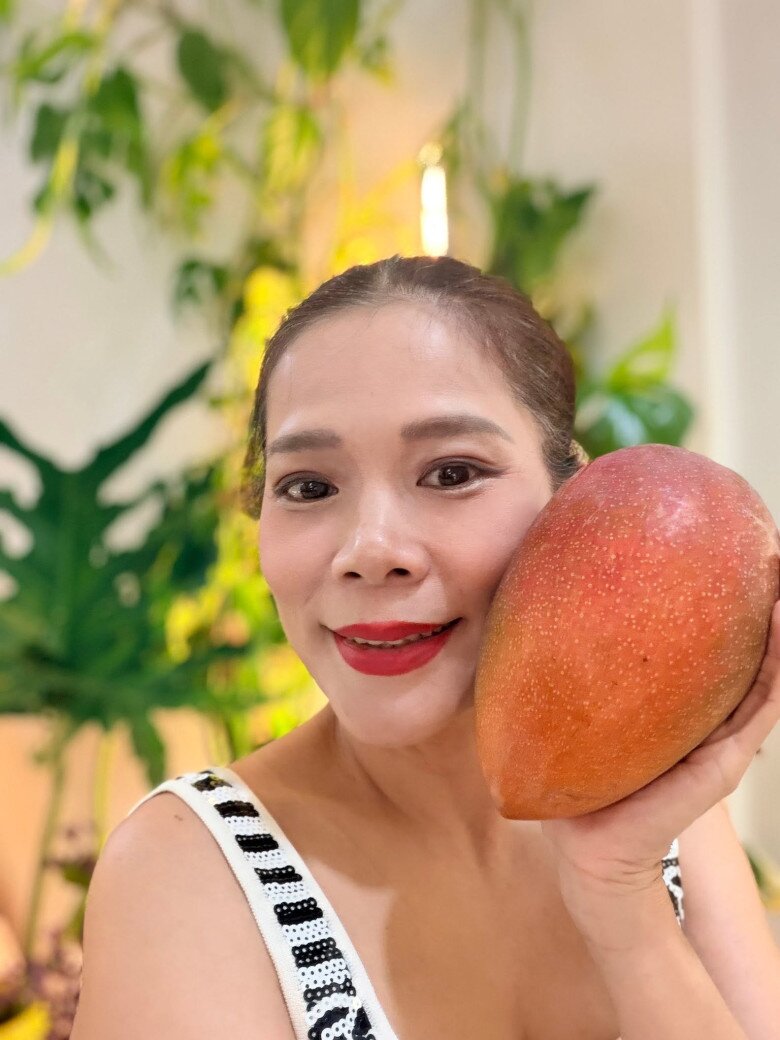 Mỹ Lệ tự tay thu hoạch những quả xoài to ngất ngưởng, màu sắc bắt mắt. Khu vườn tươi tốt là kết quả của sự chăm sóc chu đáo và tình yêu cây cỏ nhiệt thành của nữ ca sĩ.
