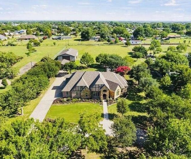 Toàn cảnh không gian sống rộng 13.500 m2 của gia đình Hồng Ngọc tại Dallas (Texas, Mỹ) nhìn từ trên cao. Căn biệt thự nằm trọn giữa khuôn viên xanh mát, chung quanh là bãi cỏ trải dài thênh thang cùng nhiều cây bóng mát.