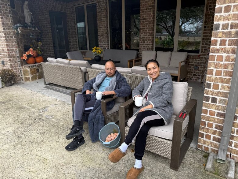 Phía trước hiên nhà được bố trí bộ sofa thư giãn ngoài trời hiện đại. Sau những giờ lao động bận rộn, khoảnh khắc hai vợ chồng cùng nhâm nhi ly cà phê ấm, ngắm nhìn xô trứng gà tươi mang lại cảm giác vô cùng bình yên.