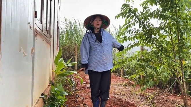 Oanh Kiều mộc mạc bên căn nhà gỗ yên bình giữa lòng thung lũng. Trái ngược với nhịp sống hối hả nơi phố thị, một ngày của cô ở quê diễn ra thong thả và nhẹ nhàng. Cô tự do làm công việc mình thích mà không phải chịu áp lực về tiến độ hay thời gian.