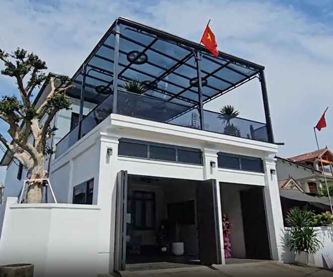 Căn nhà 2 tầng của gia đình tiền đạo Đình Bắc nổi bật tại xóm Hưng Yên Bắc 2, xã Yên Trung, tỉnh Nghệ An. Công trình sở hữu hình khối kiến trúc vuông vắn, khỏe khoắn với gam màu trắng chủ đạo, kết hợp phần mái kính tầng thượng thoáng đãng - nơi lý tưởng để thư giãn và ngắm nhìn không gian làng quê thanh bình.