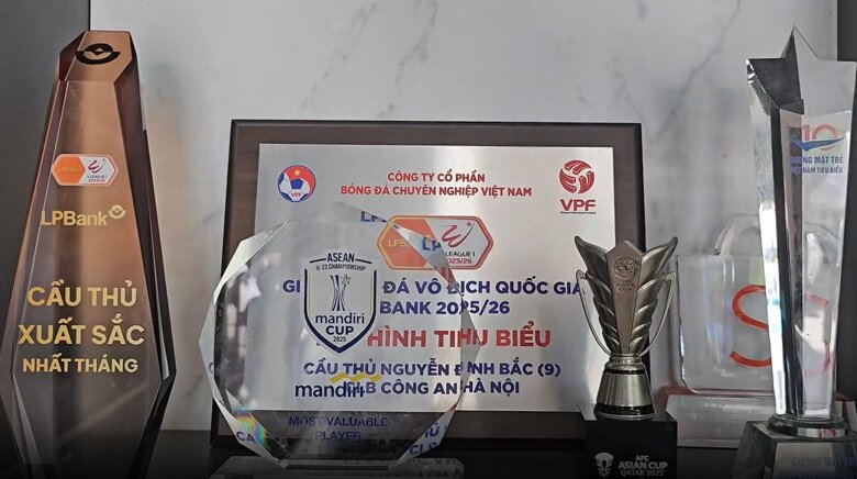 Biểu trưng danh hiệu Cầu thủ xuất sắc nhất tháng tại giải V-League cùng bảng vinh danh Đội hình tiêu biểu được đặt ở vị trí trân trọng. Sự kết hợp giữa ánh sáng đèn led kệ tủ và chất liệu mạ kim loại của các giải thưởng giúp góc trưng bày trở nên lung linh, tự hào.