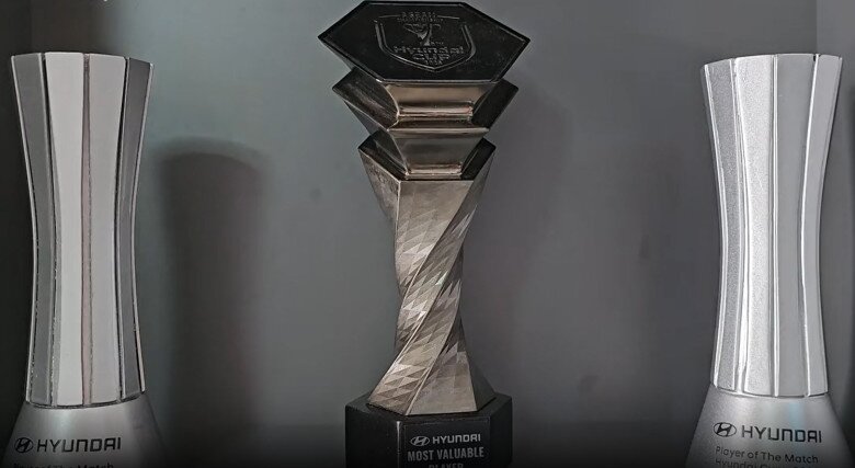Bộ ba cúp kỷ niệm Player of The Match và Most Valuable Player từ các giải đấu khu vực ASEAN Championship được trưng bày trang trọng. Mỗi chiếc cúp đại diện cho một khoảnh khắc thăng hoa và tỏa sáng rực rỡ của Đình Bắc trong màu áo cờ đỏ sao vàng.
