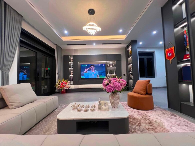 Không gian tầng 1 được thiết kế theo dạng mở liên thông giữa phòng khách, khu vực bàn ăn và gian bếp phía sau. Hệ trần thạch cao giật cấp kết hợp dải đèn LED âm trần tỏa ánh sáng vàng ấm áp, tạo cảm giác rộng rãi, sang trọng và nâng tầm đẳng cấp cho ngôi nhà.