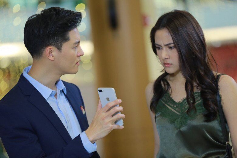 Một tối, chồng cầm điện thoại đặt trước mặt tôi hỏi chuyện. (Ảnh minh họa)