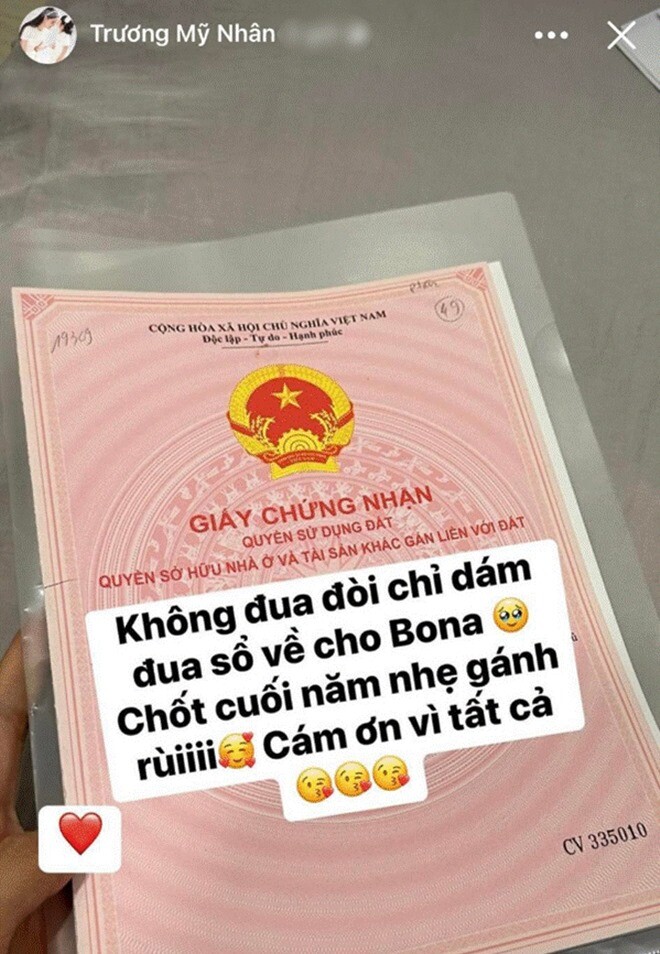 Trước đó, Trương Mỹ Nhân từng khiến nhiều người ngưỡng mộ khi hoan hỷ khoe tấm giấy chứng nhận quyền sử dụng đất tậu được. Người đẹp hạnh phúc chia sẻ đây là thành quả dành tặng con gái Bona sau thời gian chăm chỉ làm việc.