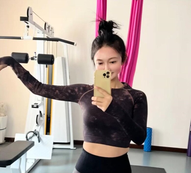 Ở tuổi 50, chị Phàm vẫn sở hữu vóc dáng thon gọn, săn chắc.