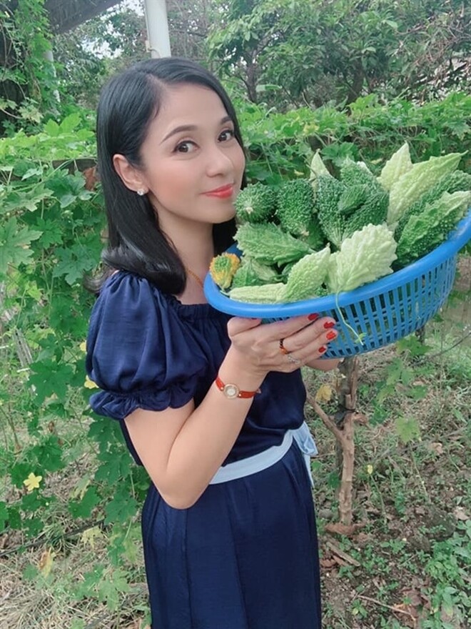 Để sở hữu một khu vườn luôn xanh tốt, Việt Trinh không chỉ tự tay chăm bón mà còn nhờ thêm người hỗ trợ, đồng thời định kỳ thuê thợ chuyên nghiệp đến thực hiện các công đoạn kỹ thuật như làm lại đất, cắt tỉa cành lá.