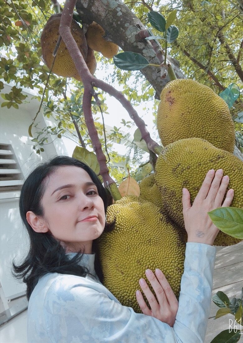 Nữ diễn viên quan niệm cây cối cũng có tâm hồn nên luôn cần được vun trồng bằng sự yêu thương. Với cô, khoảnh khắc tuyệt vời nhất là được tự tay hái những chùm trái chín mọng trong vườn để chế biến thành các món ăn dân dã hay những ly nước giải khát tươi ngon cho gia đình.