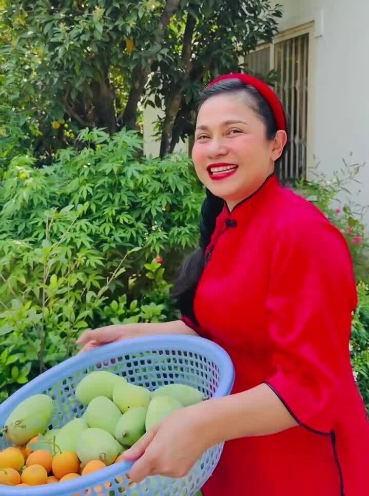 Nếu nhiều người chọn dành tình cảm và thời gian chăm sóc thú cưng thì bản thân lại có niềm đam mê đặc biệt với cỏ cây. Sự gắn kết với thiên nhiên giúp cô tìm lại nhịp sống chậm rãi cùng cảm giác bình yên trong tâm hồn.