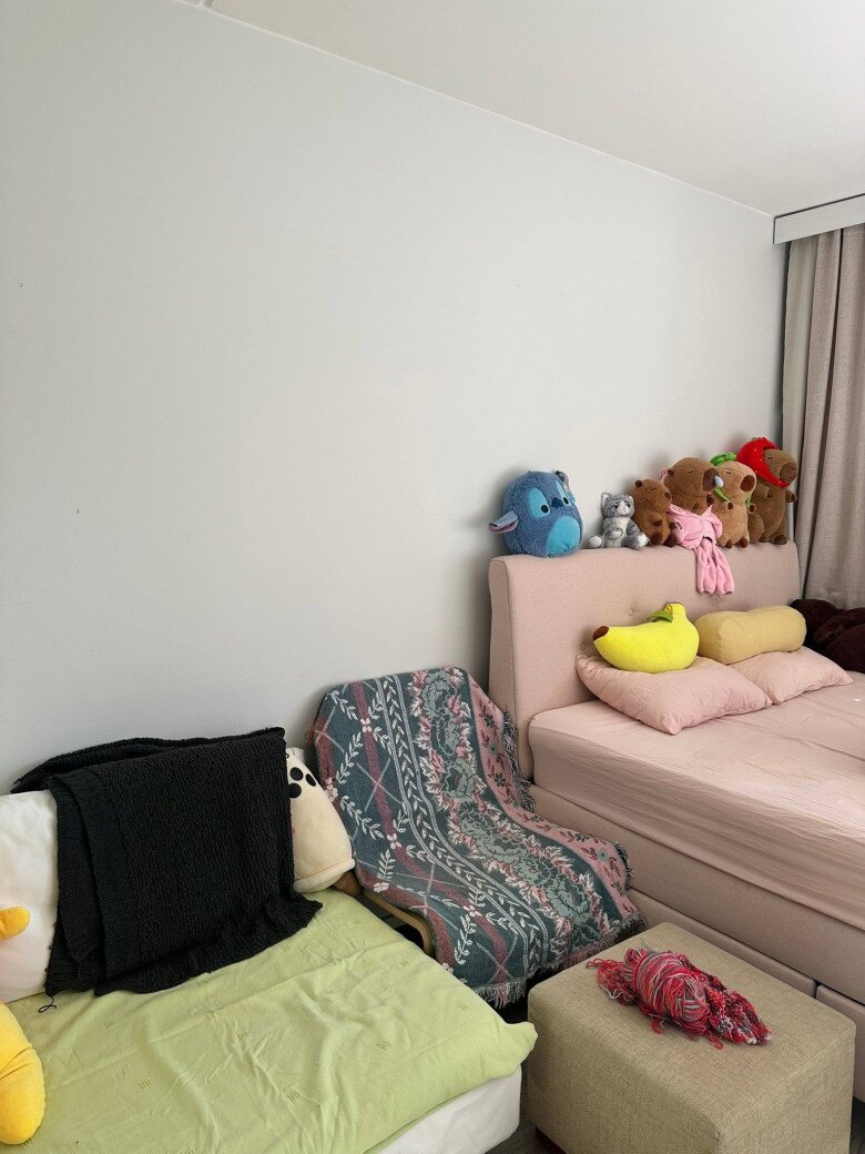 Góc nhìn bao quát căn phòng cho thấy sự tối ưu hóa diện tích cực tốt của căn hộ 36m². Khoảng trống giữa giường ngủ và ghế bành được sắp xếp vừa vặn một chiếc đôn ghế đa năng, phía trên đặt cuộn len đan dở toát lên cuộc sống thảnh thơi, an yên hiện tại.