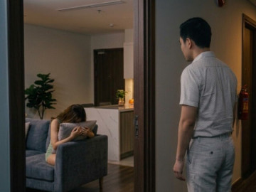 Chị sếp mới ly hôn gọi tôi đến nhà lúc nửa đêm, vừa vào phòng khách tôi đã hoảng hốt