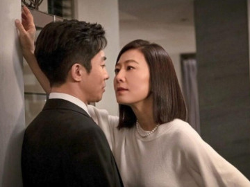 Hôn trộm chị sếp mình yêu thầm, hôm sau chị ấy ghé tai tôi nói: “Không có ai đâu, cứ hôn đi”