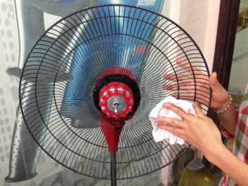 Mẹo làm sạch quạt trong 5 phút không cần tháo khung, bụi bẩn tự bong ra sạch bách