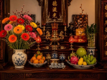 Sáng mùng 1 tháng 7 cô hồn dâng 7 loại hoa lên bàn thờ cầu bình an, đặt 7 loại quả để đón vận may, tài lộc