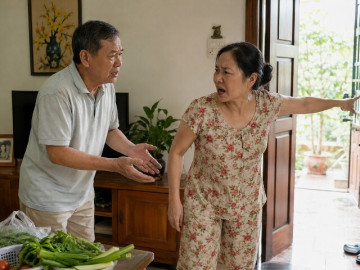 Chồng nghỉ hưu ngày nào cũng bám lấy vợ, tôi tức giận đuổi đi, nửa đêm thấy cuốn sổ ông viết mà cay mắt