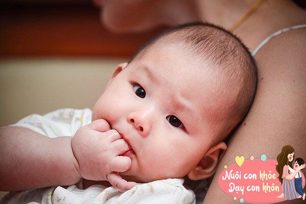 Trẻ đưa tay vào miệng là dấu hiệu cho thấy sự phát triển nâng cao của hệ giác quan và hệ vận động, đồng thời là dấu mốc quan trọng trong quá trình phát triển.