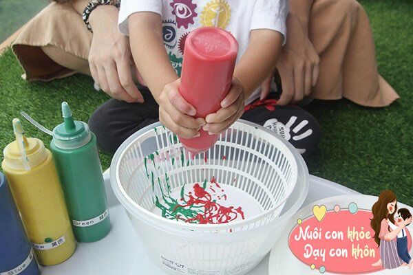 Mẹ có thể hướng dẫn trẻ chơi một số trò chơi nhằm rèn luyện kỹ năng vận động của đôi tay, từ đó kích thích phát triển tư duy.