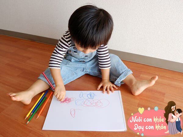 Với trẻ 3 tuổi, đây là giai đoạn phát triển trí não mạnh mẽ, cha mẹ có thể hướng dẫn trẻ chơi các hoạt động giúp kích thích trí não, tăng trí tưởng tượng, nhạy bén, sáng tạo như tập chơi đàn, vẽ tranh...