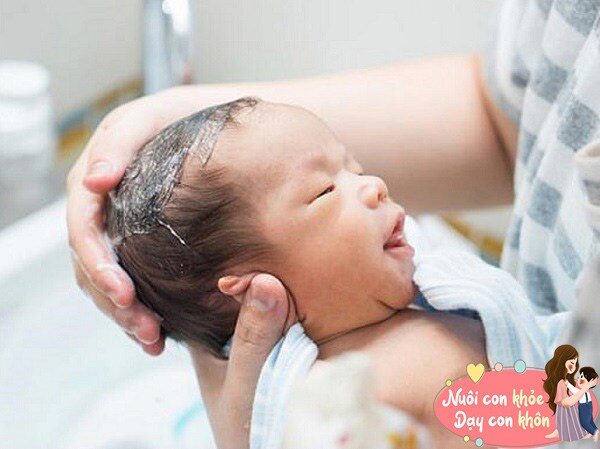 Nếu cần mẹ có thể vệ sinh nhẹ nhàng vùng đầu cho bé, nhưng hạn chế chạm mạnh vào vùng thóp đầu.
