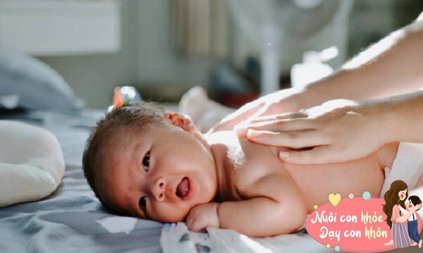 Thường xuyên sờ vào lưng sẽ khiến bé cảm thấy thư thái và vui vẻ. Đồng thời, việc chạm vào cũng có thể kích thích sự phát triển của các dây thần kinh cột sống và phản xạ lên não bộ.