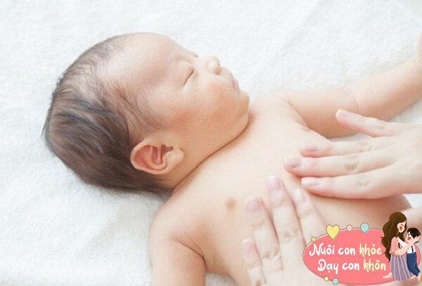Lực chuyển động của tay khi massage rất quan trọng, nếu mẹ không dùng lực quá mạnh có thể khiến bé bị đau.