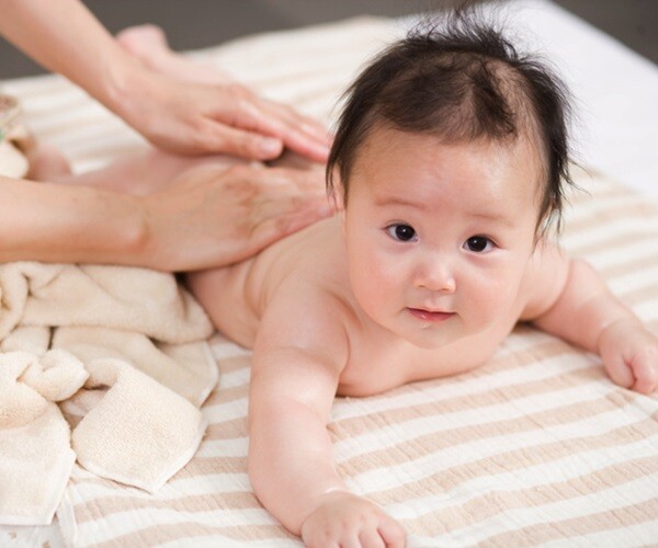 3 bộ phận của trẻ sơ sinh mẹ càng chạm vào con càng khỏe mạnh, lớn nhanh - 1