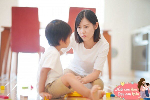 Bố mẹ nên sửa đổi cho trẻ kịp thời nếu con có những hành vi giao tiếp không phù hợp.