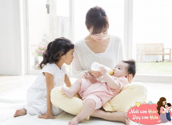 Sự phát triển các tế bào thần kinh của trẻ ảnh hưởng từ cách được bố mẹ chăm sóc và nuôi dưỡng.