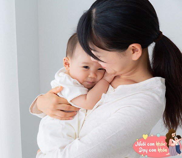 Những đứa trẻ thường xuyên được ôm sẽ dễ dàng bộc lộ cảm xúc hơn, vì có mối quan hệ đáng tin cậy với bố mẹ.