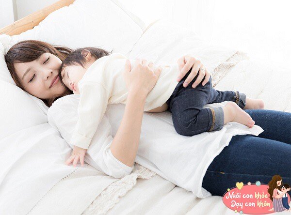 Cơ thể trẻ cũng sẽ tiết ra hormone tăng trưởng trong thời gian ngủ trưa, nên ngủ đủ giấc cũng giúp trẻ cao lớn hơn.
