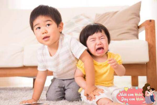 Khóc là một sắc thái giải phóng cảm xúc khi trẻ cảm thấy tức giận hoặc khó chịu. 